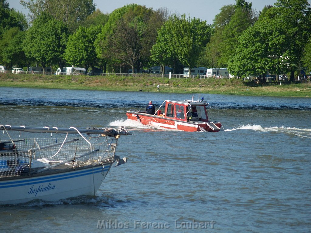 Motor Segelboot mit Motorschaden trieb gegen Alte Liebe bei Koeln Rodenkirchen P081.JPG